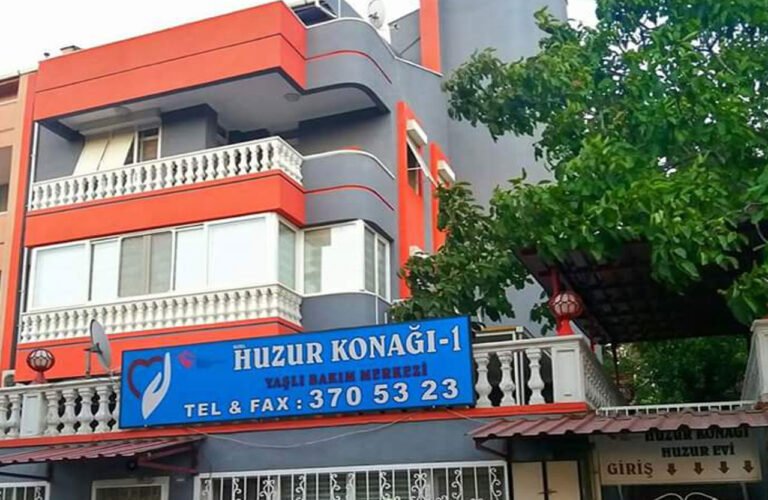 İzmir de bulunan huzurevi hem sağlıklı yaşlılara hem de Yatalak, Alzheimer, Parkinson, Bedensel Ruhsal, Diyabet, Kanserli hastalara hizmet vermektedir. Huzurevinde Haftalık 10 saat doktor, 24 saat hemşire, hasta bakıcı ve yaşlı bakım teknikerleri bulunmaktadır. Hasta bakımı ve yaşlı bakımı yapılmaktadır. Huzur konağı huzurevi
