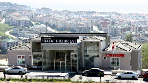 İstanbul Avrupa yakasında Büyükçekmece bulunan huzurevi hem sağlıklı yaşlılara hem de  Yatalak, Alzheimer, Parkinson, Bedensel Ruhsal, Diabet, Kanserli hastalara hizmet vermektedir. Huzurevinde Haftalık 10 saat doktor, 24 saat hemşire, hasta bakıcı ve yaşlı bakım tekniklerleri bulunmaktadır. Hasta bakımı ve yaşlı bakımı yapılmaktadır.